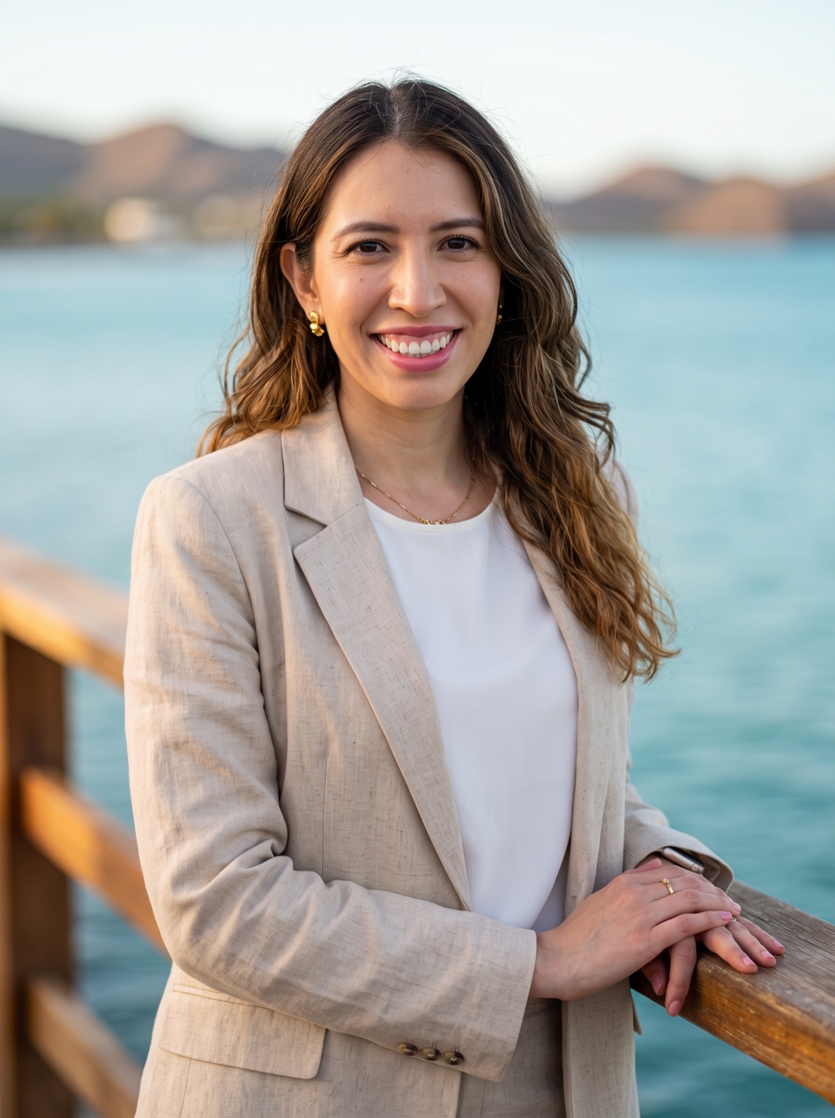 Andrea Ayon en el malecón de La Paz, con el mar de Cortés al fondo